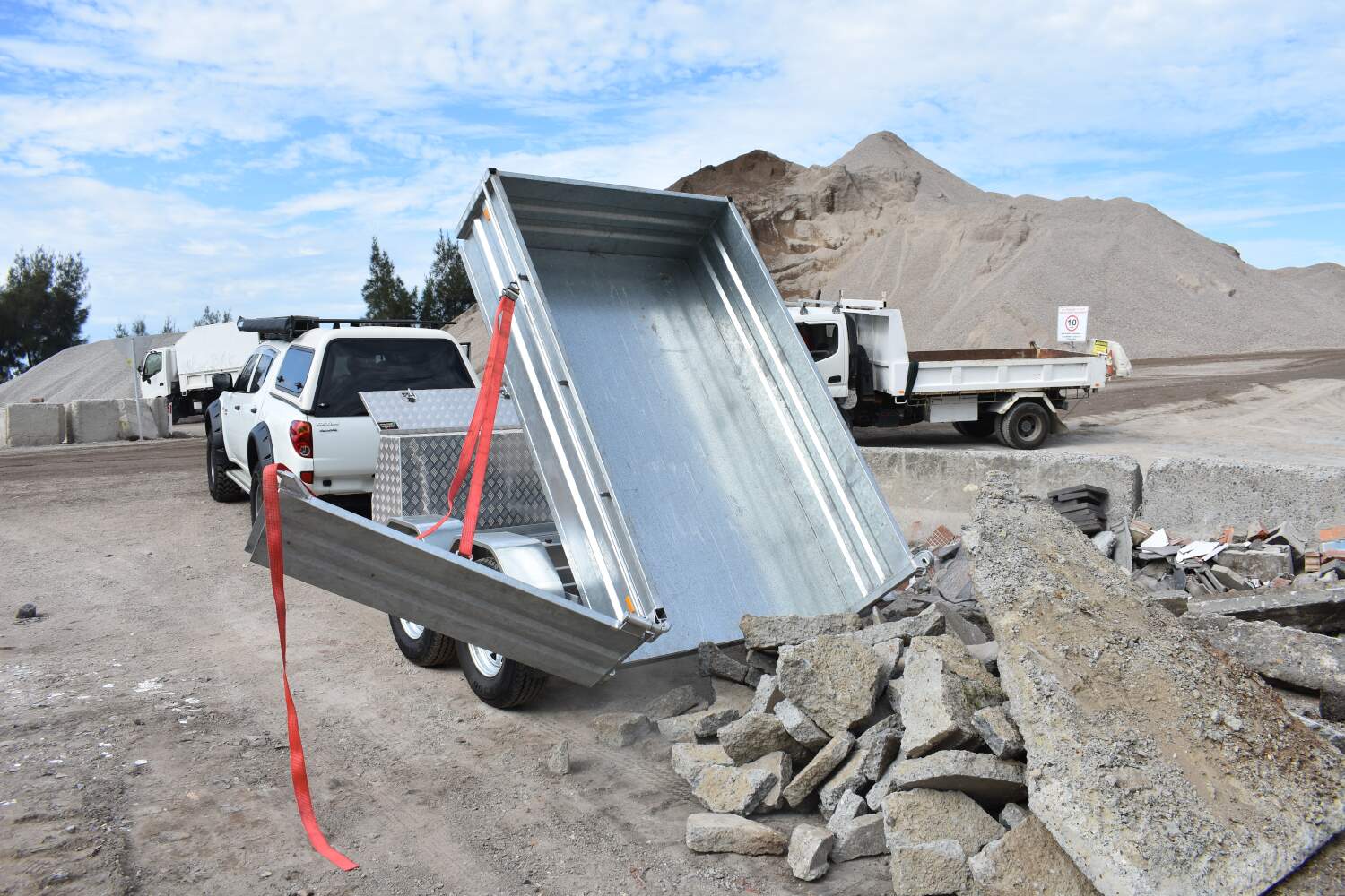 Felk Tipping trailer performing earth moving at approximately 75 degree tilt